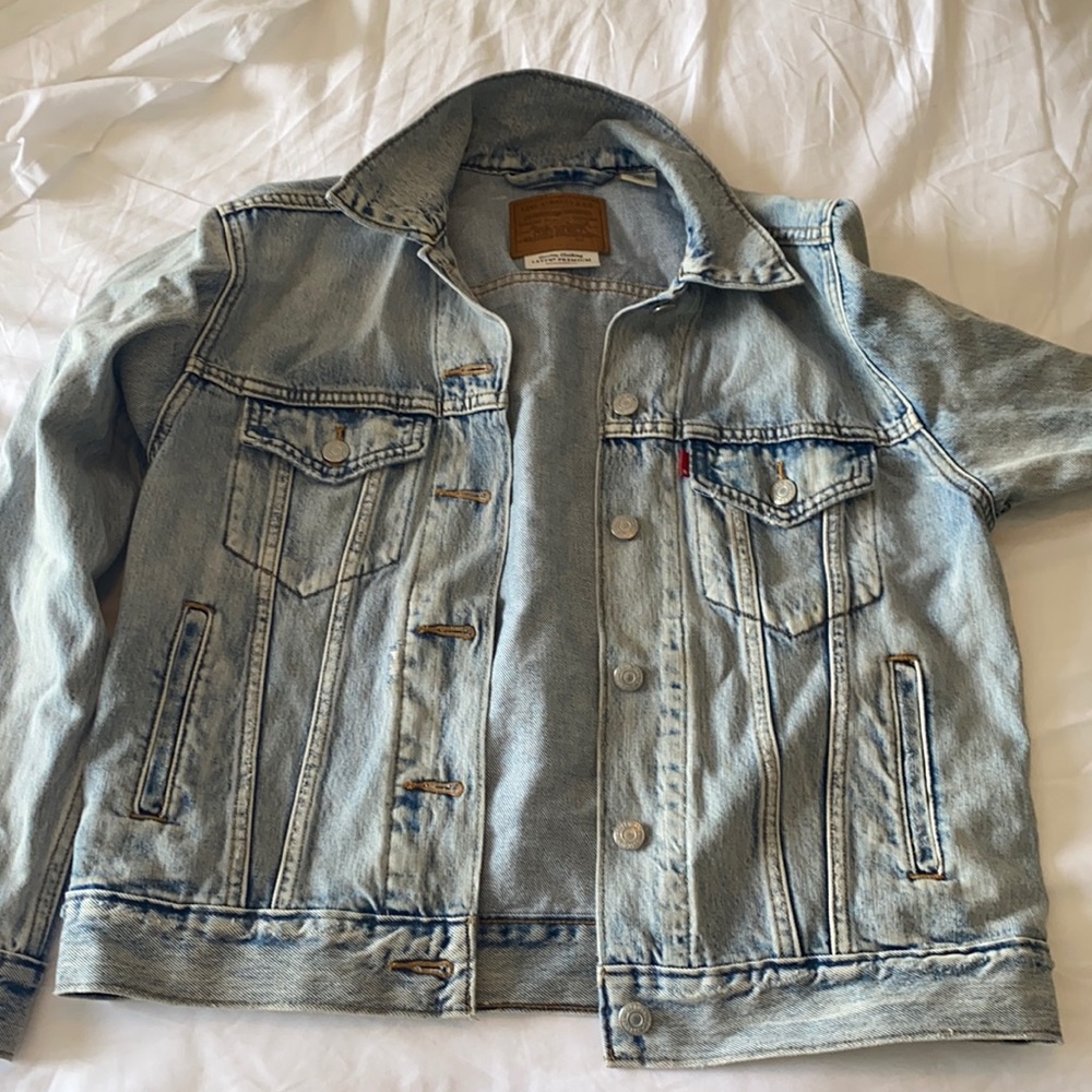 WORN ONCE- Levi’s Ex- boyfriend trucker jacket